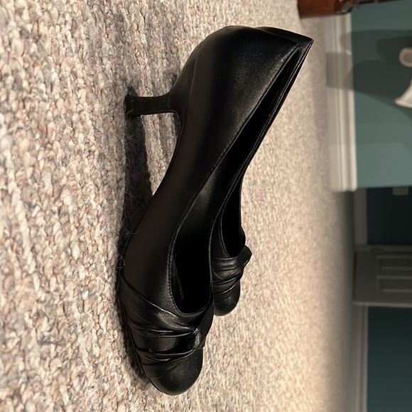 Black dress shoe with small heal. Size 38. - Picture 2 of 3